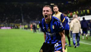 Gelandang Inter Milan Davide Frattesi saat mencetak gol kemenangan ke gawang Barcelona di leg semifinal Liga Champions 2024/2025. (Marco BERTORELLO / AFP)