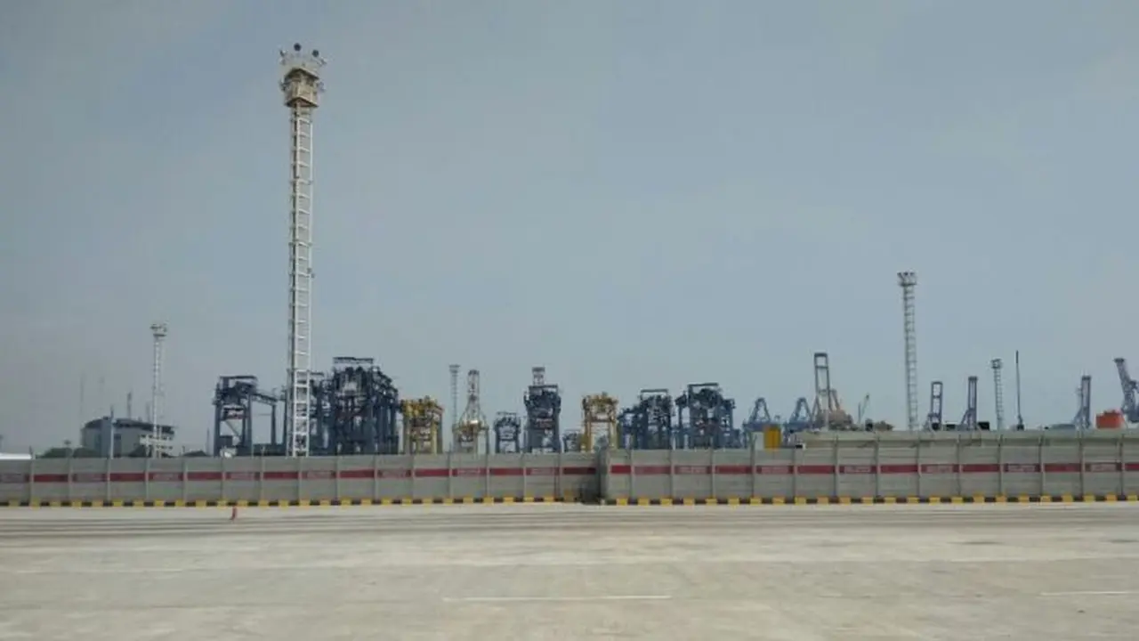 Suasana Jakarta International Container Terminal (JICT) yang lumpuh total akibat mogok pekerja. (Moch Harun Syah/Liputan6.com)