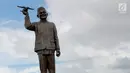 Tampilan patung Presiden Indonesia ketiga Bacharuddin Jusuf Habibie memegang pesawat di Isimu, Kabupaten Gorontalo, Gorontalo, Jumat (4/1). Patung perunggu yang dibuat oleh Pemprov Gorontalo tersebut masih tahap pembangunan. (Liputan6.com/Arfandi Ibrahim)