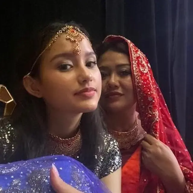 Hubungan dengan Azriel Sempat Tak Direstui, Ini 6 Potret Sarah Menzel dan Ibunda