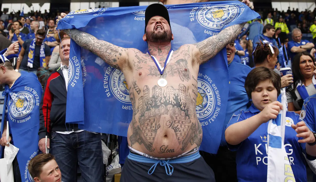Fans Leicester City dengan menunjukan tato saat merayakan titel juara Liga Inggris di Stadion King Power (7/5/2016). (Action Images via Reuters/Andrew Boyers)