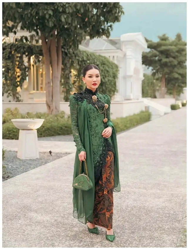 6 Detail Kebaya Sarwendah di Pura Mangkunegaran, Serasi dengan Giorgio Antonio