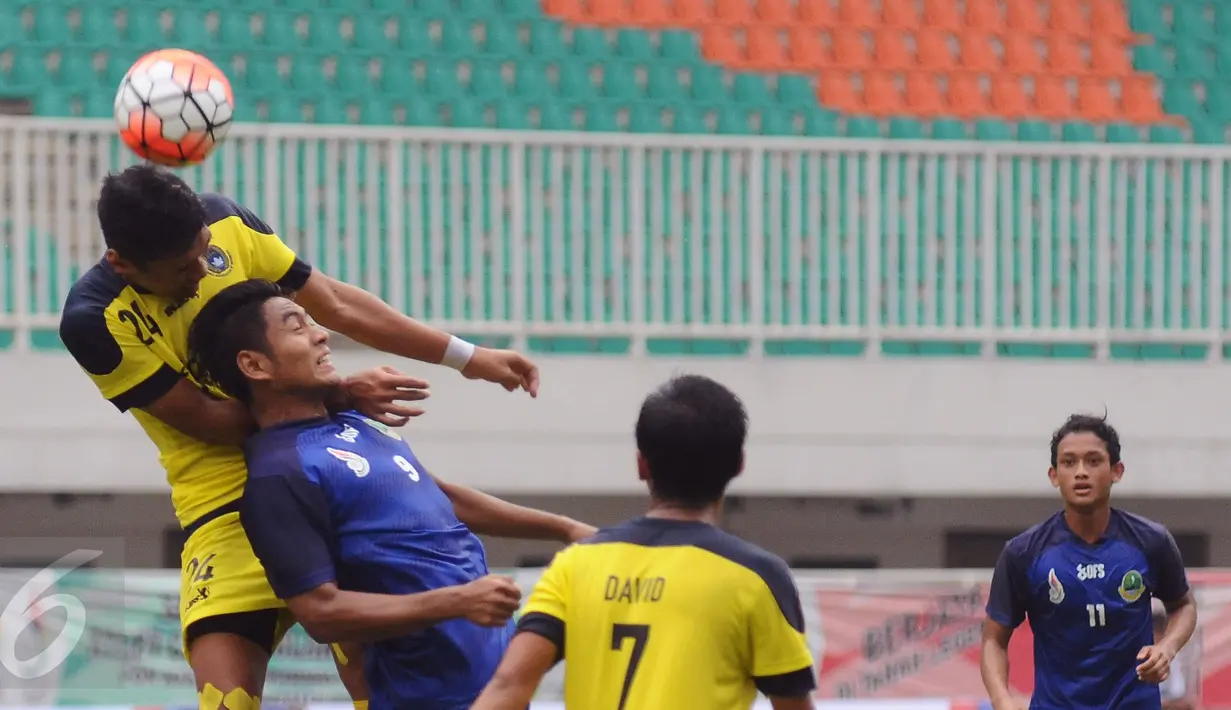 Gelandang Jawa Tengah, Ahmad Agung Setiabudi (kiri) berebut bola dengan pemain Jawa Barat, Angga Febryanto di laga perdana sepakbola Grup A PON XIX Jabar di Stadion Pakansari, Bogor, Rabu (14/6). (Liputan6.com/Helmi Fithriansyah)