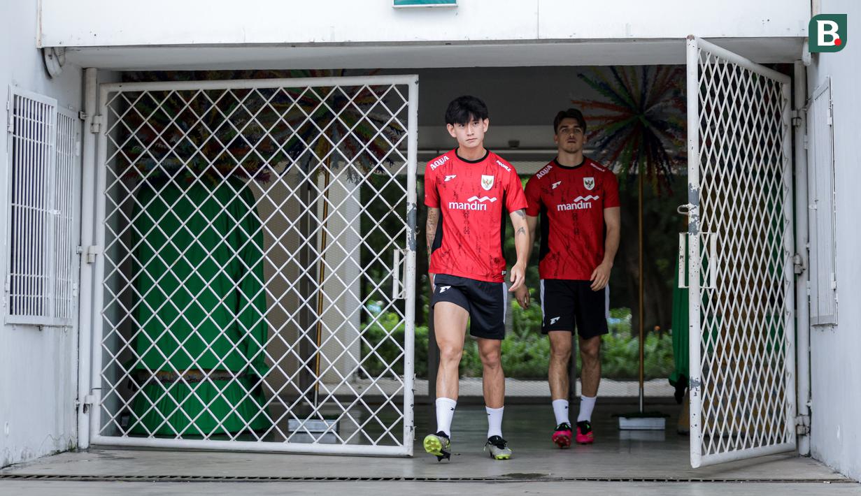 <p>Luke Xavier Keet memasuki lapangan saat latihan perdana Timnas Indonesia U-22 untuk SEA Games 2025 di Stadion Madya, Senayan, Jakarta, Selasa (11/11/2025). (Bola.com/Bagaskara Lazuardi)</p>
