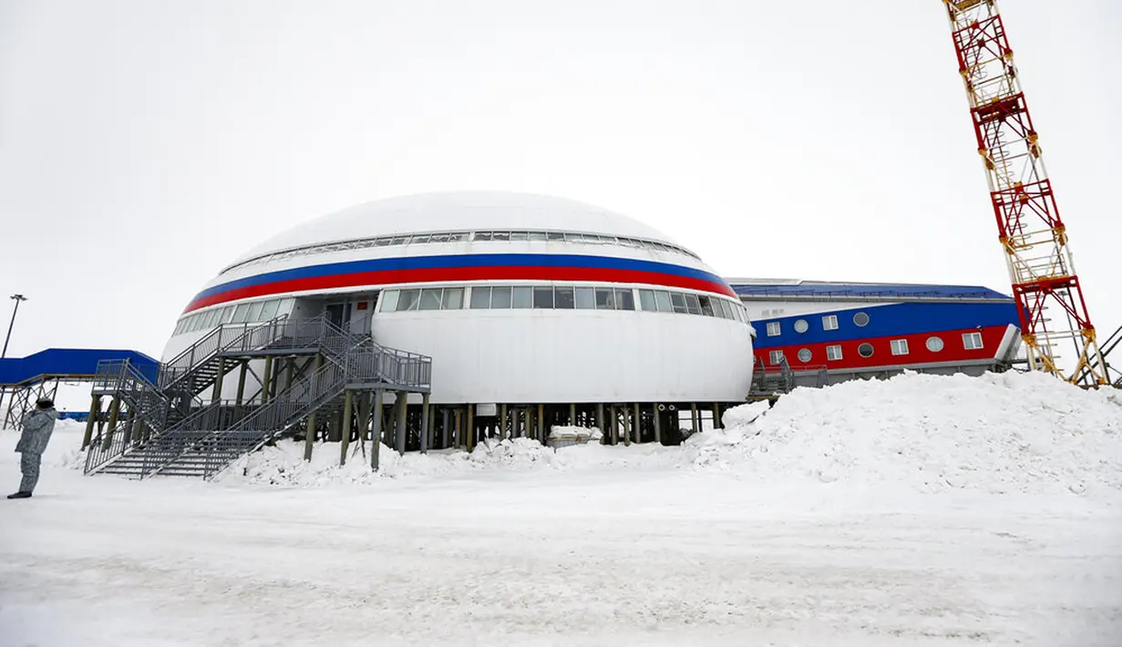 Seorang tentara berdiri di atrium tengah yang disebut "Arctic Trefoil" di Pulau Alexandra Land dekat Nagurskoye, Rusia, Senin (17/5/2021). Pangkalan militer paling utara Rusia ini memproyeksikan kekuatan dan pengaruh Moskow di seluruh Kutub Utara. (AP Photo/Alexander Zemlianichenko)