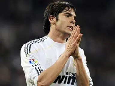 Kekecewaan bintang Real Madrid, Kaka, di laga babak 32 besar Copa del Rey melawan AD Alcorcon di Santiago Bernabeu, 10 November 2009. Madrid kalah agregat 1-4. AFP PHOTO / JAVIER SORIANO 