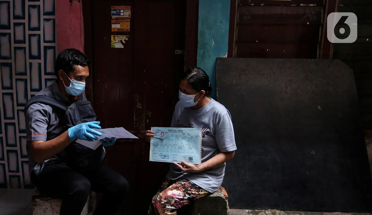 Petugas menyerahkan bukti verifikasi pemberian bantuan sosial tunai (BST) kepada warga di Kelurahan Kenari, Senen, Jakarta, Rabu (6/1/2021). Pencairan bantuan senilai Rp 300 ribu dilakukan dengan tiga cara, salah satunya diantar langsung ke rumah secara door to door. (Liputan6.com/Johan Tallo)