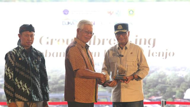 Menhub Budi Karya Sumadi melakukan peletakan batu pertama alias groundbreaking pembangunan flyover dan Jembatan Penyeberangan Orang (JPO) di depan Stasiun Tenjo, Kabupaten Bogor, Sabtu (30/3/2024). (Foto: Kementerian Perhubungan)