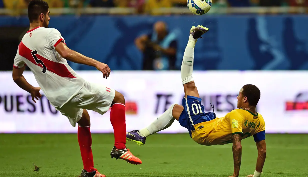 Aksi Neymar saat berusaha menendang bola ke arah gawang Peru dalam Kualifikasi Piala Dunia 2018 di Stadion Ponte Nova, Salvador, Brasil, Rabu (18/11/2015) pagi WIB. (AFP Photo/Christophe Simon)