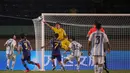 <p>Kiper Timnas Jepang U-17, Wataru Goto (tengah) terbang untuk menepis bola saat menghadapi Timnas Argentina U-17 pada laga kedua Grup D Piala Dunia U-17 2023 di Stadion Si Jalak Harupat, Kabupaten Bandung, Selasa (14/11/2023). (Bola.com/Ikhwan Yanuar)</p>