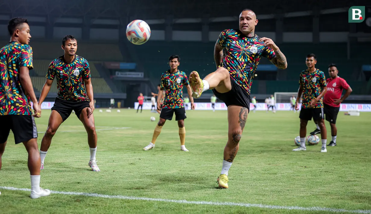 <p>Pemain Bhayangkara FC, Radja Nainggolan saat melakukan pemanasan sebelum dimulainya laga lanjutan BRI Liga 1 2023/2024 antara Bhayangkara FC melawan Persita Tangerang di Stadion Patriot Candrabhaga, Bekasi, Minggu (17/12/2023). (Bola.com/Bagaskara Lazuardi)</p>