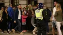 Para tamu hotel Premier Inn Bankside dievakuasi menyusul serangan teror di pusat kota London, Sabtu (3/6). Setelah sebuah van menabrak pejalan kaki di London Bridge, aksi penusukan juga terjadi di kafe tak jauh dari tempat tersebut. (Yui Mok/PA via AP)