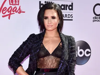 Penyanyi Demi Lovato berpose saat menghadiri acara Billboard Music Awards 2016 di Las Vegas, Nevada, (22/5). Demi Lovato tampil cantik dengan busana seksi yang menerawang . (David Becker / Getty Images / AFP)