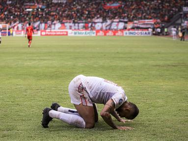 Selebrasi pemain Arema FC, Gustavo Almeida Dos Santos, setelah mencetak gol ke gawang Persija Jakarta dalam pertandingan pekan kesembilan BRI Liga 1 2023/2024 yang berlangsung di Stadion Patriot Candra Bhaga, Bekasi, Minggu (20/9/2023). (Bola.com/Bagaskara Lazuardi)