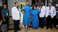Pasangan Cagub Cawagub DKI Jakarta 2017 Agus Harimurti Yudhoyono dan Sylviana Murni menyapa media saat akan menjalani tes kesehatan di RSAL Dr. Mintoharjo, Jakarta, Sabtu (24/9). (Liputan6.com/Gempur M Surya). 