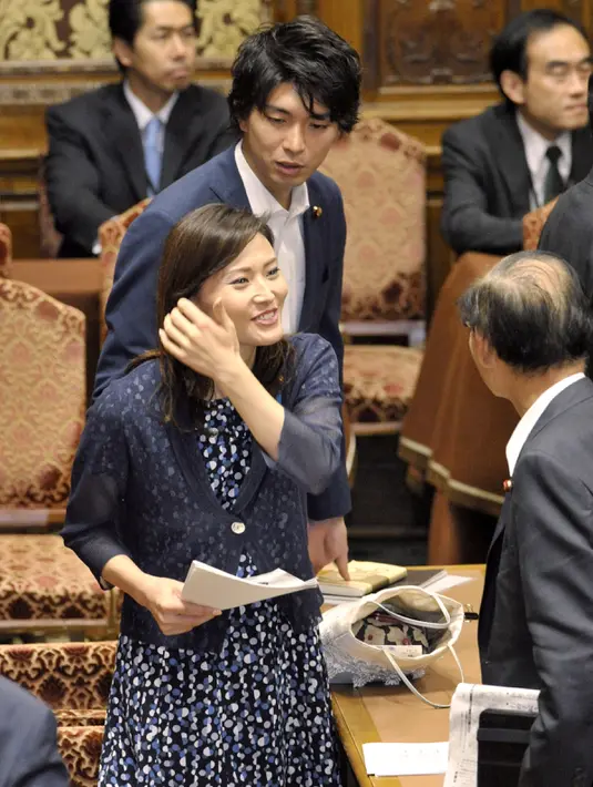 Kensuke Miyazaki bersama istrinya Megumi (tengah) Megumi Kaneko  di Tokyo, Jepang, (7/8/2015). Miyazaki mengumumkan pengunduran dirinya setelah media setempat mengungkapkan perselingkuhannya. (AFP / Jiji Press)