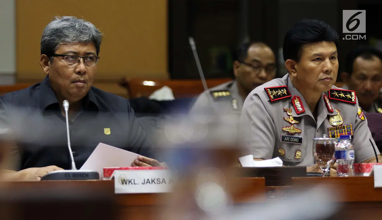 Wakapolri Komjen Ari Dono (kanan) dan Wakil Jaksa Agung Arminsyah saat mengikuti rapat kerja bersama Komisi III DPR di Kompleks Parlemen, Senayan, Jakarta, Senin (17/6/2019). Rapat tersebut membahas anggaran untuk Polri dan Kejaksaan Agung pada 2020. (Liputan6.com/JohanTallo)