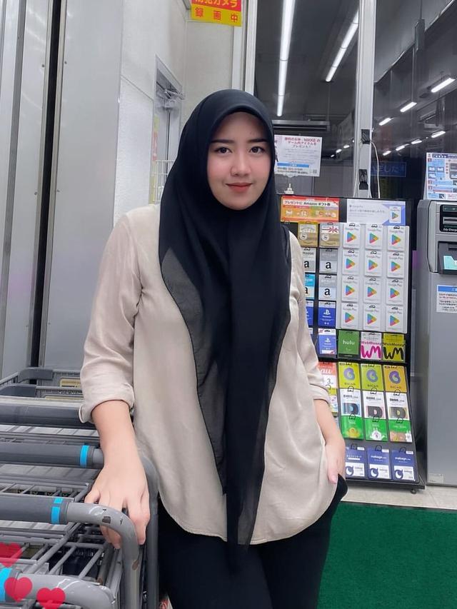 Potret Salmania yang diisukan dekat dengan Teuku Ryan (Sumber: Instagram/@salmaniia.f)