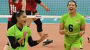 Selebrasi pemain Timnas voli putri Indonesia, Junaida Santi (kiri) dan Geofanny Eka setelah mencetak angka saat menghadapi Hong Kong pada laga perebutan tempat ketujuh AVC Challenge Cup 2024 di Rizal Memorial Coliseum, Manila, Filipina, Rabu (29/5/2024). Indonesia menang 3-0 (25-15, 25-19, 25-20). (Asian Volleyball Confederation)