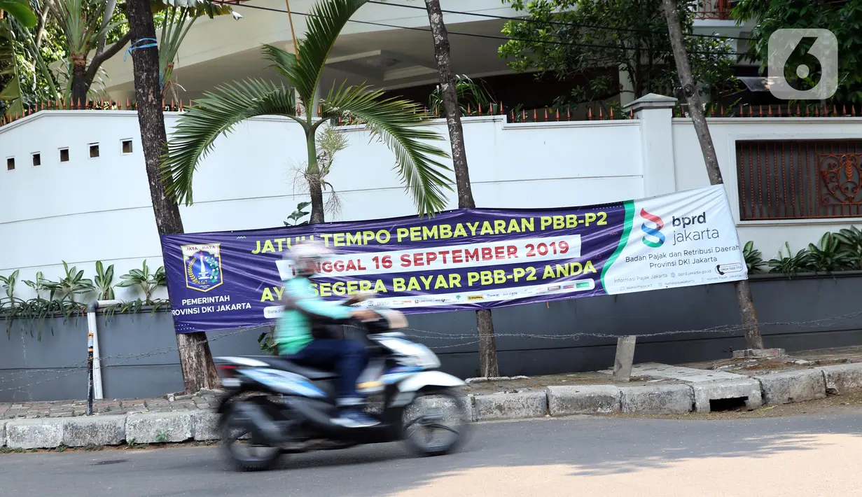 Lembaran informasi pembayaran PBB dipaku di batang pohon di Jalan Wijaya, Jakarta, Kamis (21/11/2019). Setiap 21 November diperingati sebagai Hari Pohon Sedunia, hal ini untuk mengingatkan masyarakat akan manfaat tanaman bagi kehidupan dan pelestarian lingkungan. (Liputan6.com/Helmi Fithriansyah)