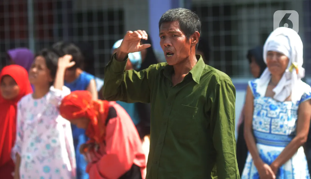 Pasien ODGJ Yayasan Al Fajar Berseri mengikuti upacara bendera memperingati Hari Kemerdekaan Ke-76 RI di Tambun, Bekasi,Jawa Barat  Selasa (17/8/2021). Upacara dilakukan untuk mengingatkan kembali kepada jasa para pahlawan yang memperjuangkan Kemerdekaan Republik Indonesia. (merdeka.com/Imam Buhori)