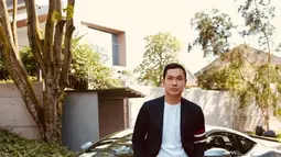 Harvey juga dikenal sangat menyukai mobil Ferrari. Bahkan, suami artis berusia 38 tahun itu sempat dijadikan brand ambassador (BA) oleh pabrik mobil asal Italia itu. Ia menjadi BA produk Ferrari Roma dan membintangi iklan tersebut bersama putranya, Raphael Moeis. (Liputan6.com/IG/@sandradewi88)