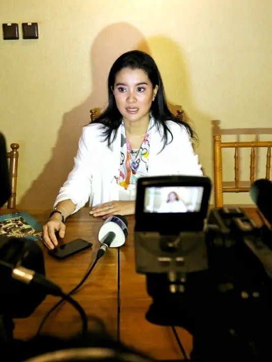 "Saya juga lihat satu jiwa yang luar biasa dari om Ray karena beliau juga sama-sama dicalonkan sebagai ketua dan beliau dengan legowo, dengan jiwa yang besar akan membantu dan membimbing PARFI kembali ke kitahnya," ujar artis 36 tahun itu. 