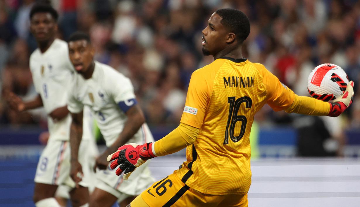 Mike Maignan. Kiper berusia 27 tahun yang sejak awal musim 2021/2022 membela AC Milan ini menjadi kandidat terkuat menggantikan posisi Hugo Lloris sebagai kiper nomor satu Timnas Prancis dalam waktu dekat. Meski baru mengoleksi 5 caps bersama Les Bleus, lebih sedikit dari Steve Mandanda yang mengoleksi 35 caps, namun Mike Maignan punya kelebihan dari segi usia emas dibanding Steve Mandanda yang telah mendekati usia di penghujung karier. (AFP/Thomas Samson)