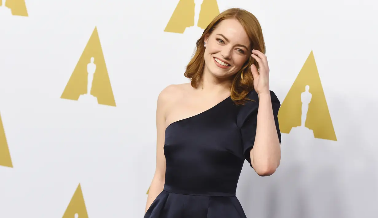 Artis Emma Stone berpose saat menghadiri acara tahunan Academy Awards Nominator Luncheon ke-89 di The Beverly Hilton Hotel di Beverly Hills, California, AS (6/2). (Kevin Winter/Getty Images/AFP)