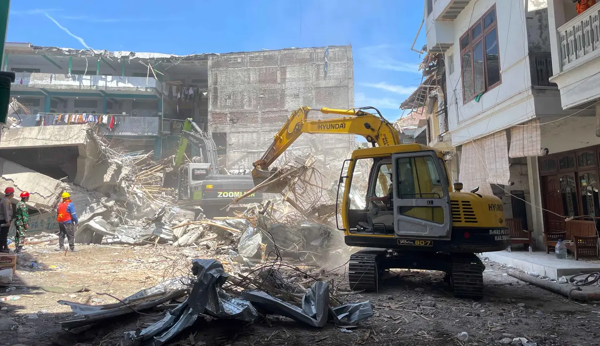 Kondisi reruntuhan terlihat sangat kompleks, sehingga menyulitkan upaya pencarian dan penyelamatan korban. (AP Photo/Trisnadi)