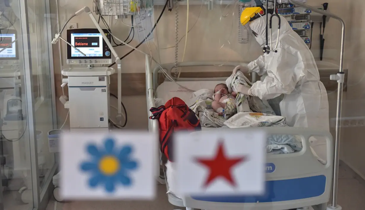 Petugas medis merawat bayi berusia 45 hari di Rumah Sakit Prof. Cemil Tascioglu Okmeydani di Istanbul, Turki, Selasa (12/5/2020). Bayi itu keluar dari ICU rumah sakit tersebut kota terbesar di Turki, pada Selasa (12/5) setelah menjalani perawatan infeksi COVID-19 selama sembilan hari. (Xinhua)