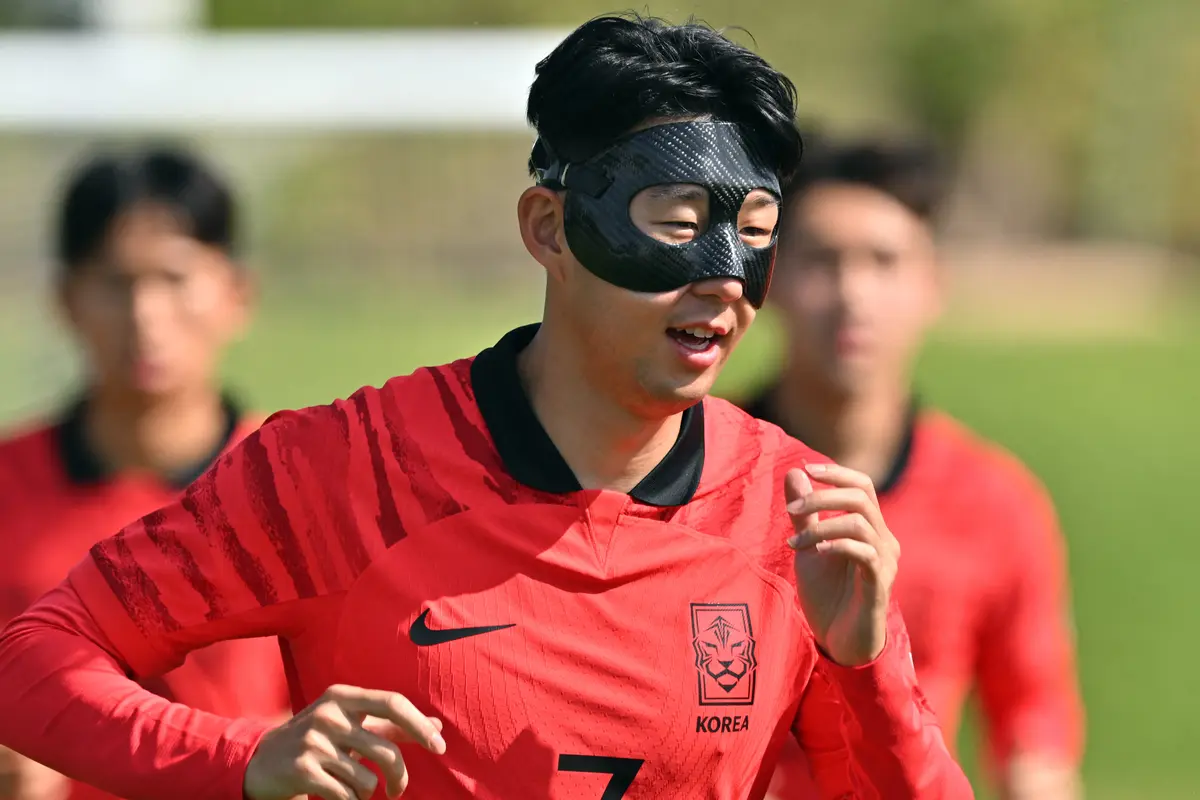 Son Heung-min Jalani Latihan Pakai Masker Pelindung