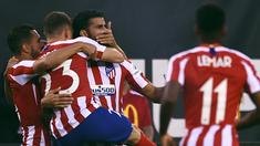 Penyerang Atletico Madrid, Diego Costa (ketiga kiri) berselebrasi dengan rekannya usai mencetak gol ke gawang Real Madrid pada laga International Champions Cup 2019 di Arena Stadium Metlife, New Jersey (27/7/2019). Costa mencetak hattrick di pertanding ini. (AFP Photo/Johannes Eisele)