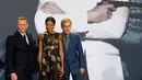 Aktor Daniel Craig, Naomie Harris and Christoph Waltz (ki-ka) berpose saat menghadiri premiere film terbarunya James Bond 007 "Spectre" di Berlin, Jerman, (28/10/2015). Spectre merupakan judul ke-24 dari seri film James Bond. (REUTERS/Fabrizio Bensch)