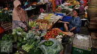 Seorang ibu memilih sayuran di Pasar Kebayoran Lama, Jakarta, Kamis (27/8/2015). Naiknya harga kebutuhan pokok membuat pembeli mengurangi pembelian bahan makanan hingga menyebabkan daya beli masyarakat turun. (Liputan6.com/Johan Tallo)