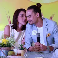 Tak hanya itu, Ashraf Sinlclair enggan lupa untuk mengingatkan istrinya sarapan pagi. (Deki Prayoga/Bintang.com)