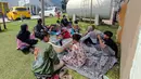 Pasien dan anggota keluarganya mengungsi di luar Rumah Sakit Umum Anutapura menyusul gempa berkekuatan magnitudo 6,7 di Palu, Sulawesi Tengah, Selasa 16 Juni 2026. (MUHAMMAD RIFKI/AFP)