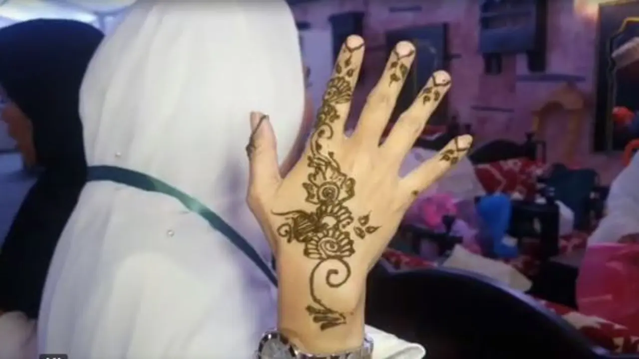 Lukisan Indah Henna di Tangan Jemaah Haji. Nurmayanti/Liputan6.com