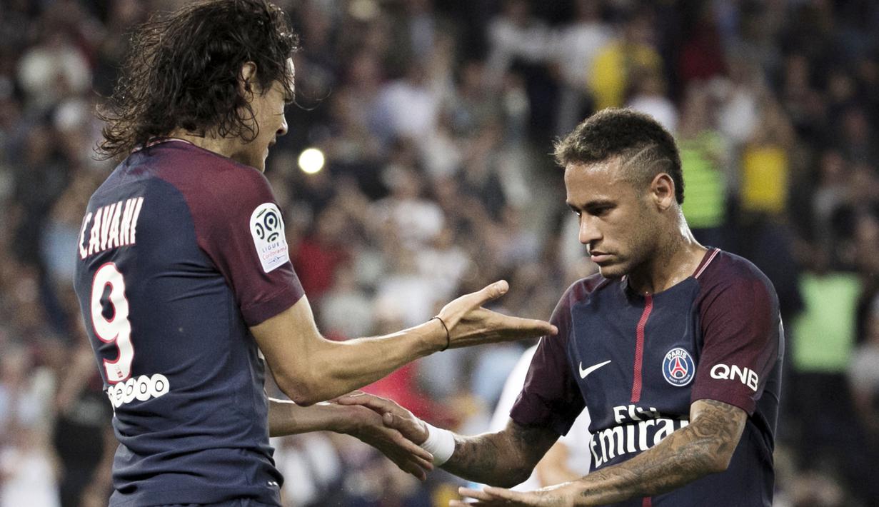 Pemain PSG, Edinson Cavani (kiri) merayakan gol bersama Neymar saat melawan Saint Etienne pada lanjutan Ligue 1 Prancis di Parc des Princes stadium, Paris, (25/8/2017). PSG menang 3-0. (AP/Kamil Zihnioglu)