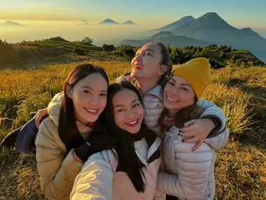 Yura Yunita, Luna Maya, Della Dartyan, hingga Marianne Rumantir (foto: Instagram/ yurayunita)