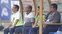 Pelatih Persib, Emral Abus, bersama manajer Umuh Muchtar mengamati klubnya saat melawan Bali United pada laga Liga 1 Indonesia di Stadion Si Jalak Harupat, Bandung, Kamis, (21/9/2017). Kedua klub bermain imbang 0-0. (Bola.com/M Iqbal Ichsan)