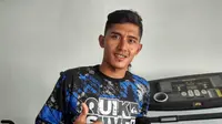 Striker Surabaya United, Rudi Widodo betah bermain di Surabaya United dan ingin mengakhiri kariernya di tim berjuluk Bajul Ijo itu. (Bola.com/Zaidan Nazarul)