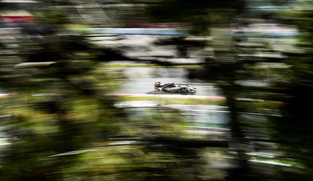 Pebalap Force India, Sergio Perez, beraksi dalam tes pramusim di Stadion Catalunya, Barcelona, Spanyol, (2/3/2016). (AFP/Josep Lago)