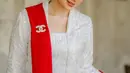 Penampilan Tissa Biani dalam momen pertunangan kakaknya ini sukses menjadikannya sorotan. Tak heran bertepatan dengan bulan bersejarah bagi bangsa Indonesia ini, Tissa Biani sengaja memilih konsep gaun perpaduan warna merah dan putih. (Instagram/tissabiani)