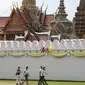 Turis berjalan di luar kompleks bangunan Istana Raja di Bangkok, 8 Maret 2020. Jumlah kedatangan turis ke Thailand tahun ini diperkirakan turun hingga 6 juta, terendah dalam empat tahun terakhir, menurut Otoritas Pariwisata Thailand (TAT) dalam konferensi pers baru-baru ini. (Xinhua/Zhang Keren)