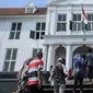 Wisatawan mengunjungi Museum Fatahillah di kawasan Kota Tua, Jakarta, Sabtu (8/6/2019). Selama libur lebaran 2019, sejak 7 Juni kemarin hingga beberapa hari kedepan, jam berkunjung ke berbagai museum di kawasan wisata sejarah Kota Tua diperpanjang hingga pukul 20.00 WIB. (Liputan6.com/Faizal Fanani)