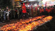 Warga melakukan atraksi Tahwe atau menginjak bara api di Hok Tek Bio Cibinong, Bogor, Sabtu (17/3). Ritual injak bara ini Ritual injak bara dimaksudkan sebagai upaya menolak bala untuk memohon keselamatan. (Merdeka.com/Arie Basuki)