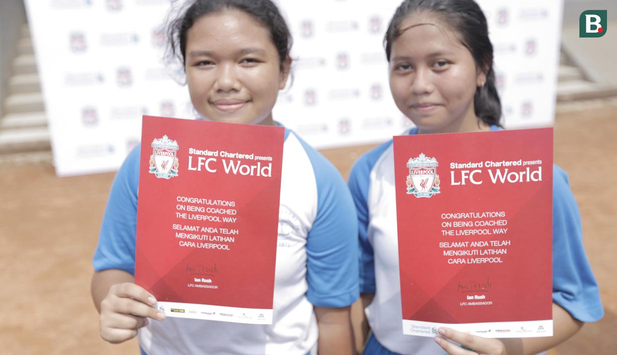Anak-anak menunjukan sertifikat usai mendapatkan pelatihan sepak bola dari Liverpool di Lapangan Sepak Bola Pertamina, Jakarta, Jumat (9/3/2018). Kegiatan ini dalam rangka LFC World Jakarta. (Bola.com/Vitalis Yogi Trisna)