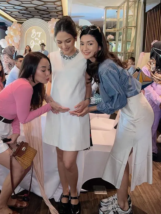 Agar terlihat lebih elegan, Jessica mengenakan kalung sebagai aksesori. Serta alas kaki model tabi mary janes warna hitam. [@furrycitra]