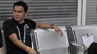 Pelatih Thailand, Kiatisuk Senamuang. (Bola.com/Nicklas Hanoatubun)
